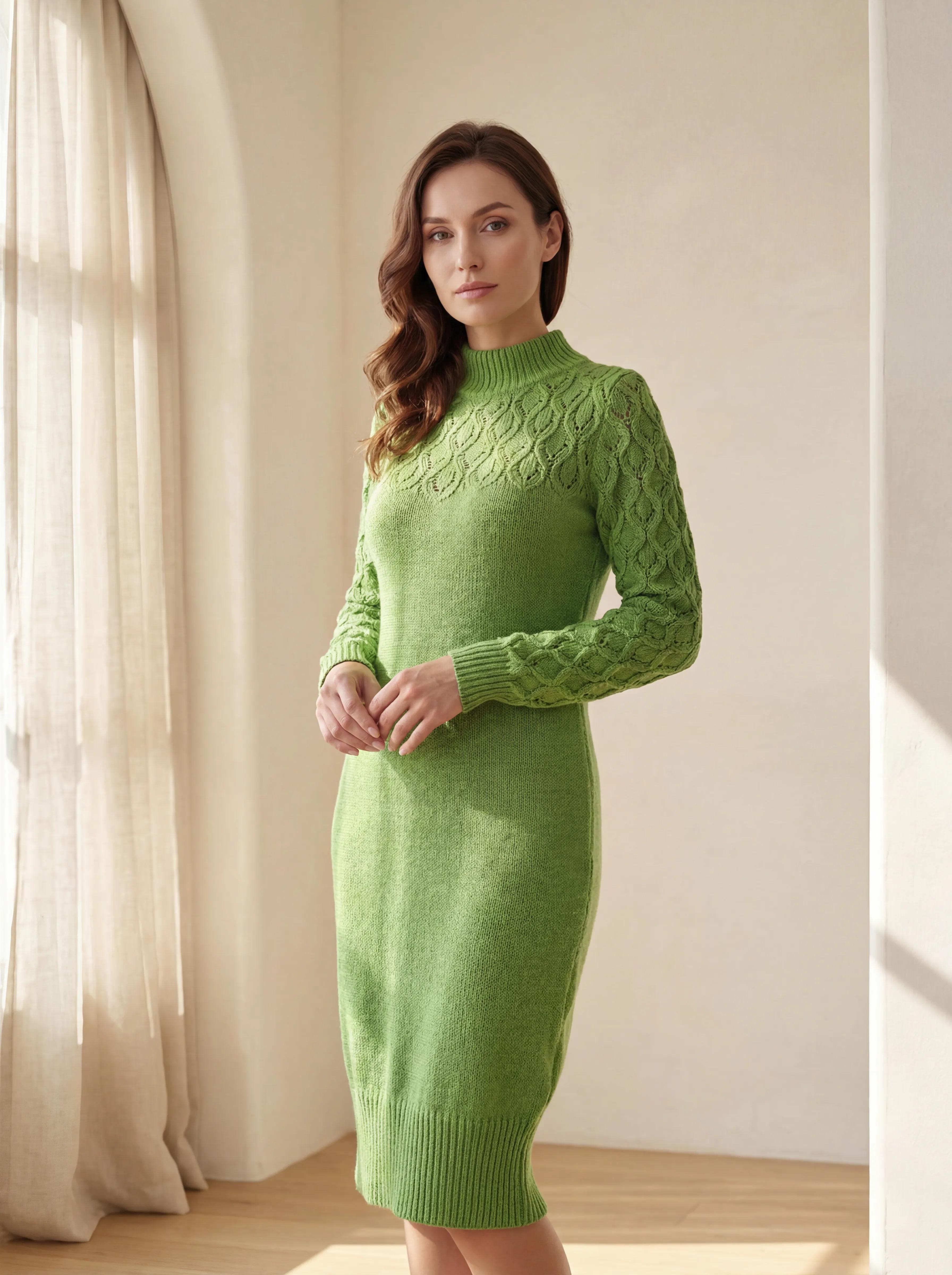 Женская модель в вязаном платье Lofty Fashion